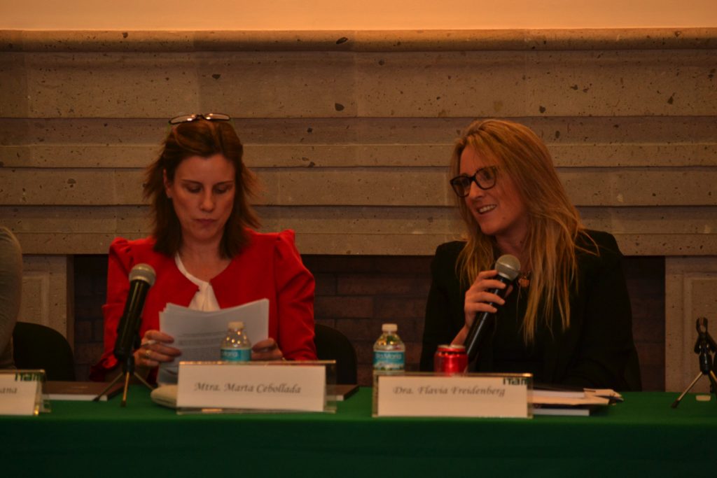 Marta Cebollada y Flavia Freidenberg discutiendo el género en la política